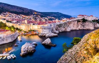 Eine Luftaufnahme der Altstadt von Dubrovnik, Kroatien, bei Sonnenuntergang.