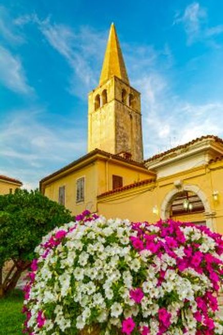 Porec Blumen vor der Basilika