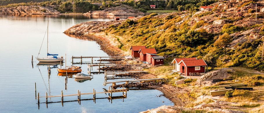 Ferienhaus Urlaub Schweden Häuser und Anleger in Schärenlandschaft