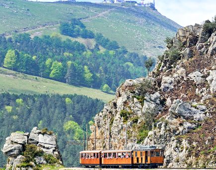 Mit der Holzeisenbahn auf den 900 Meter hohen Rhune fahren