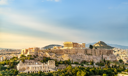 Blick auf Akropolis Sehenswürdigkeit und Gebäude in Athen, Griechenland