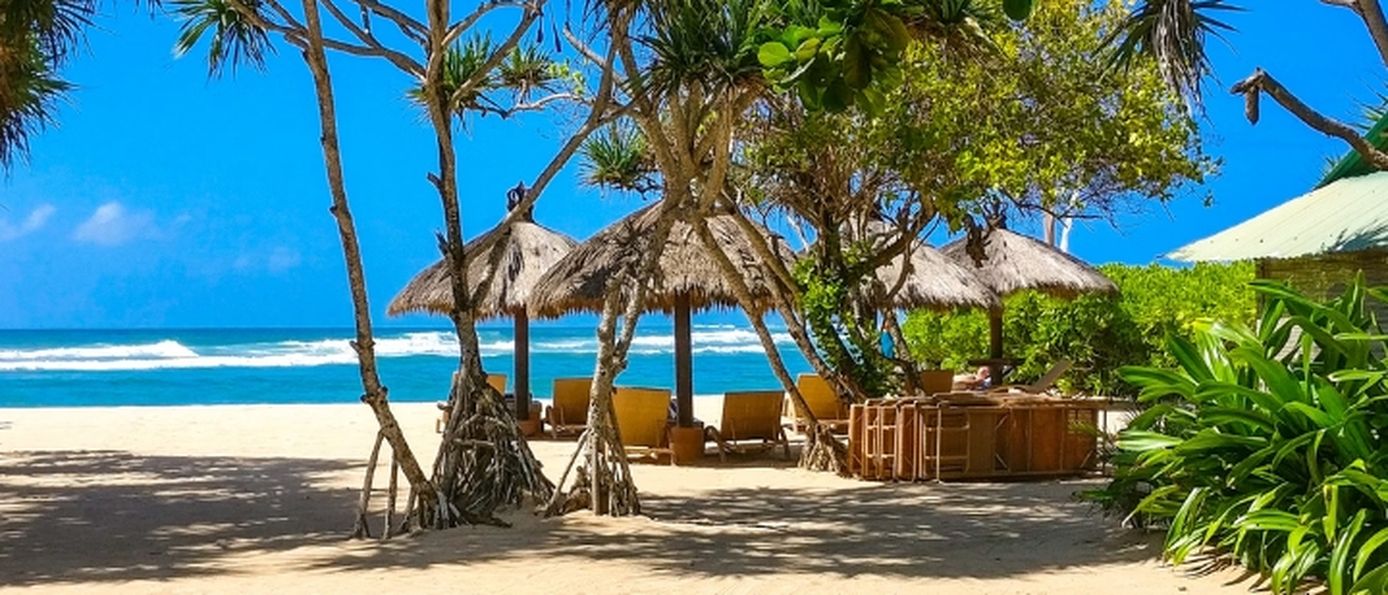  Türkisfarbenes Meer und weißer Sandstrand. Urlaub am Nusa Dua Beach auf Bali.