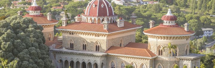 Ein Palast oder ein historisches Gebäude mit einem Garten.