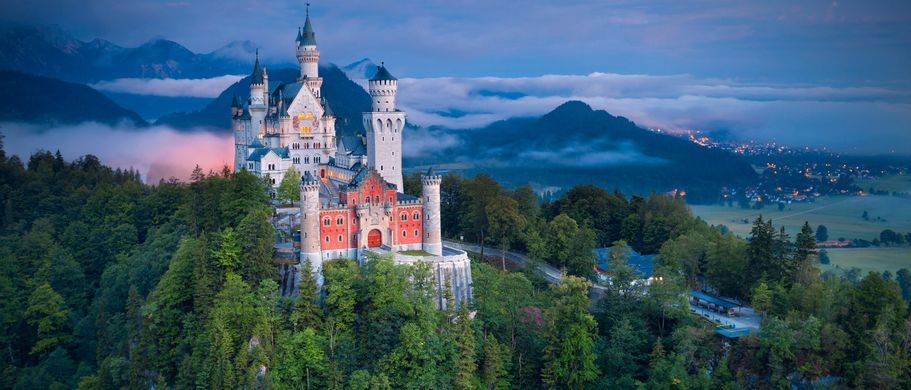  Das Märchenschloss Neuschwanstein hoch über dem Alpsee 