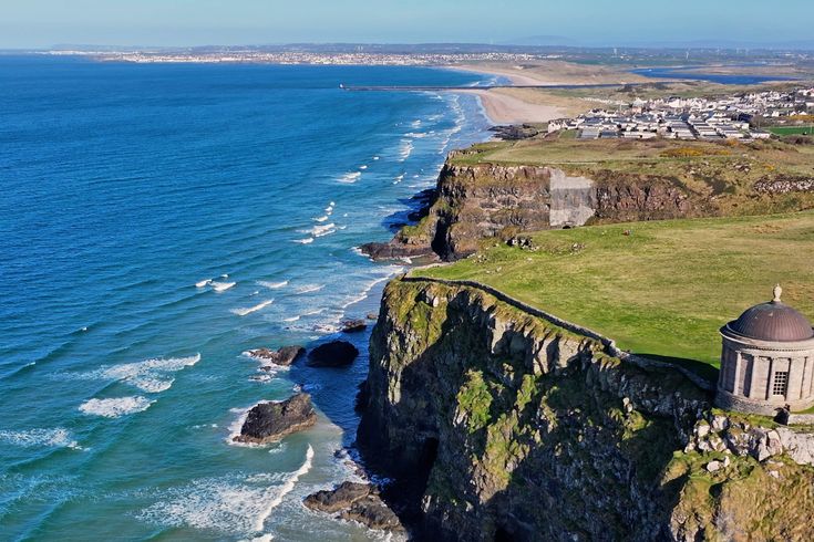Klippen und alte Ruine am Meer in Irland