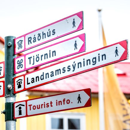 Im Zentrum reihen sich die bunten Häuser aneinander