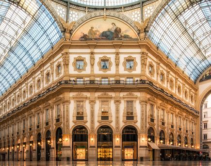 Eine historische Architektur mit einer Glaskuppel.