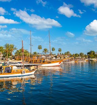 Resort am Mittelmeer in Side, Boote im Vordergrund