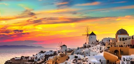 Eine Stadtansicht von Oia auf Santorini bei Sonnenuntergang.