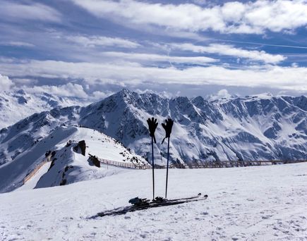 Ski im Schnee 