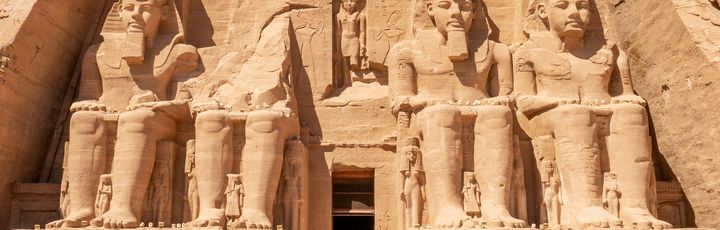 Die imposante Fassade des Großen Tempels von Abu Simbel, der in den Fels gehauen ist und vier kolossale sitzende Statuen zeigt.