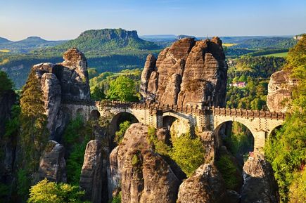 Blick auf die Basteibrücke in der Sächsischen Schweiz.