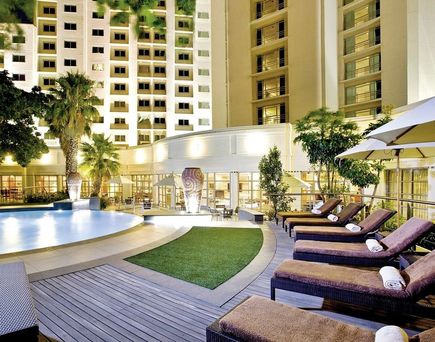 Pool mit Sonnenterrasse des Southern Sun Waterfront
