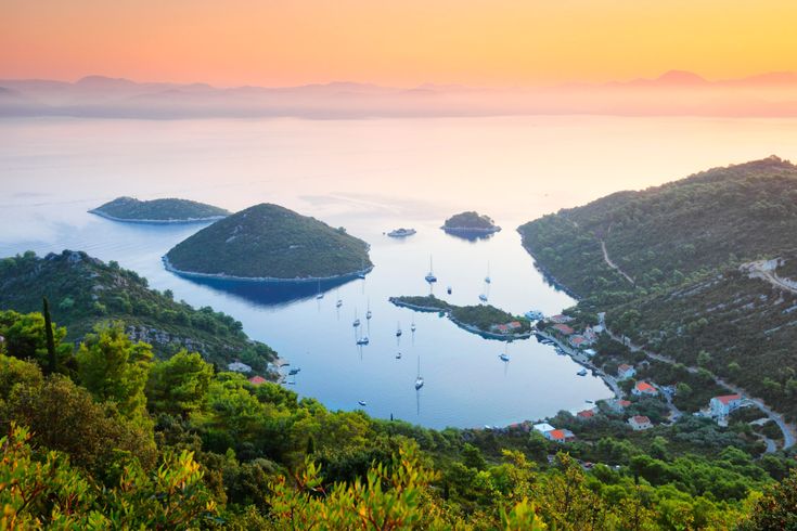 Eine Luftaufnahme einer Insel mit türkisfarbenem Wasser.