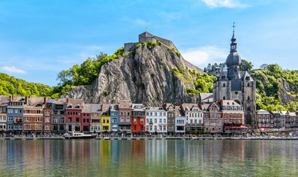 Belgien Blick über das Wasser auf Häuser