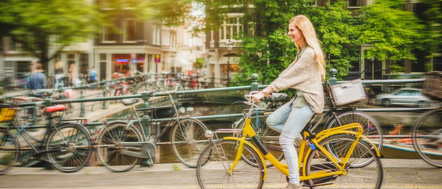 Ferienhaus Urlaub Niederlande Fahrradfahrerin in Amsterdam