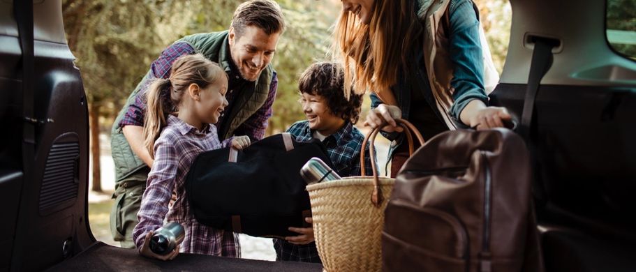 Familie belaedt den Kofferraum