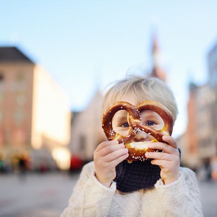 Kind mit Brezel in München
