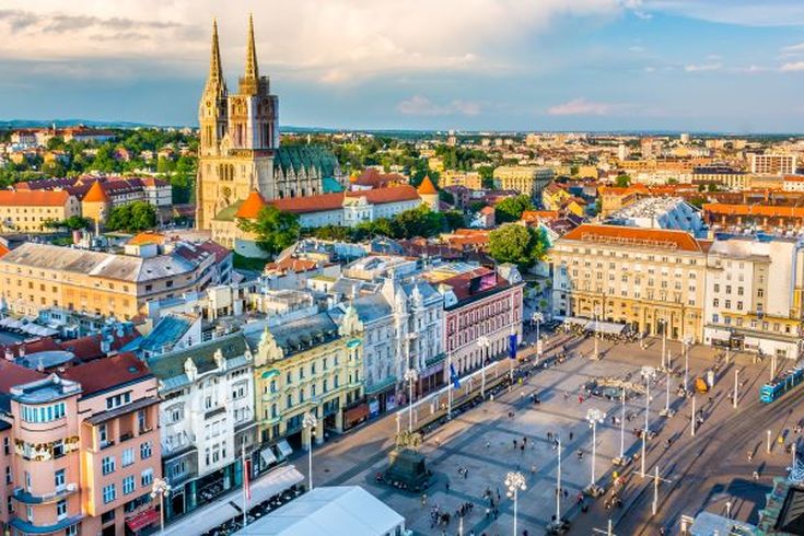 Eine Stadtansicht von Zagreb, Kroatien, mit Gebäuden und einem Kirchturm.