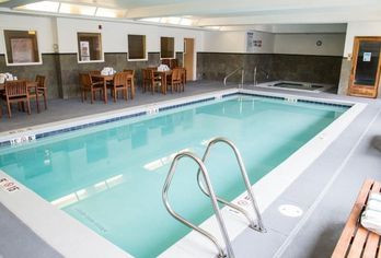 Hotel, Gray Wolf Inn & Suites