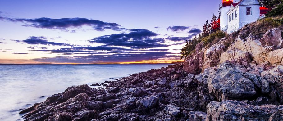 Schroffe Atlantikküste im Acadia Nationalpark
