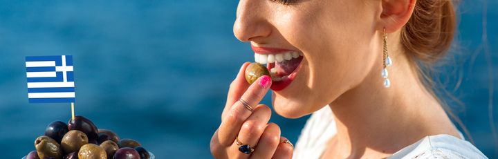 Eine Frau genießt Oliven