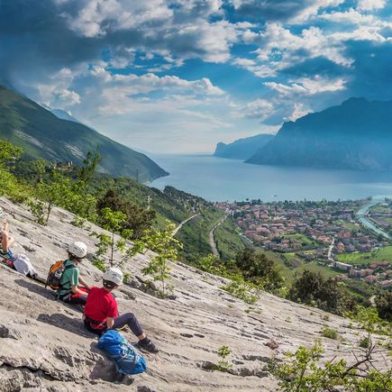 Camping Italien Gardasee Kletterer genießen den Ausblick von oben auf den Gardasee