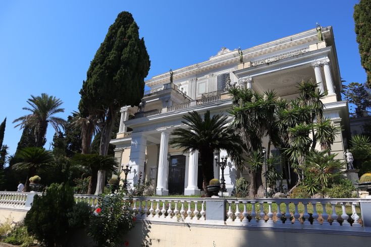 Palast Achileon in Korfu umgeben von Palmen