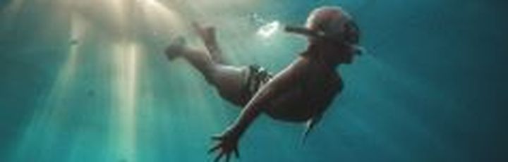 Ein Kind taucht unter Wasser.