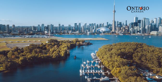 Blick auf die Skyline von Toronto und den Hafen