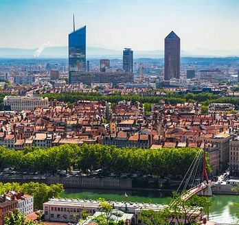 Eine Luftaufnahme einer Stadt mit einem Fluss und Gebäuden.