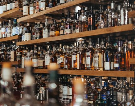 Whiskey Flaschen im Holzregal