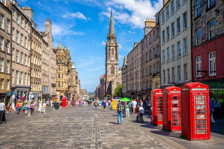 Blick auf die Royal Mile mit seinen roten Telefonzellen und imposanten Gebäuden.