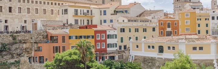 Blick auf die alten Gemäuer von Mahon.