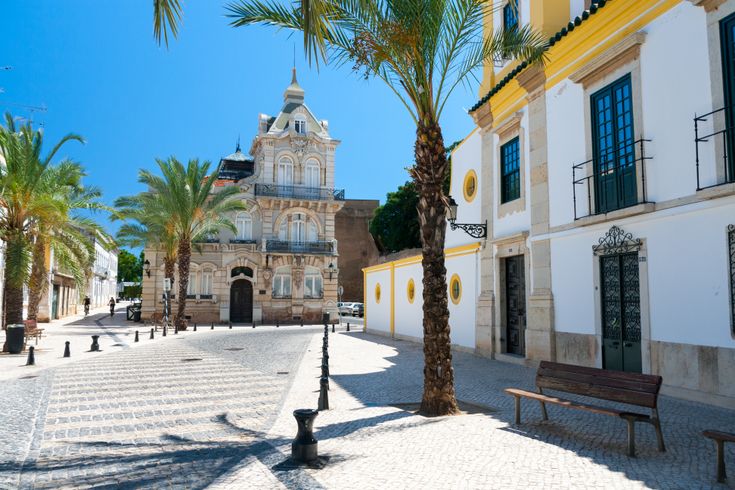 Blick in eine typische portugisische Strasse in FAro , im Hintergrund steht eine Kirche