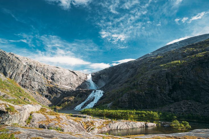Blick auf den Wasserfall von Kinsarvik.