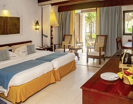 Hotelzimmer mit Doppelbett im Serena Beach Resort & Spa in Kenia