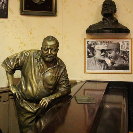 Eine Statue von Ernest Hemingway in einem Bar.