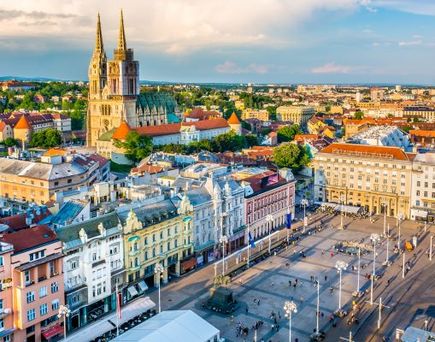 Eine Stadtansicht von Zagreb, Kroatien, mit Gebäuden und einem Kirchturm.