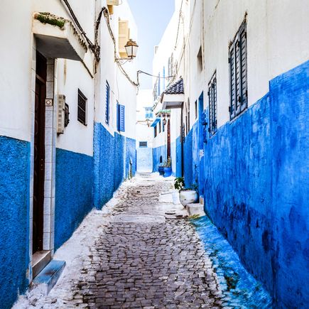 Kleine Gasse mit weiß blau gestrichenen Häusern