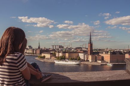 Mutter und Tochter mit Panorama Blick auf die Altstadt von Stockholm von Sondermalm aus