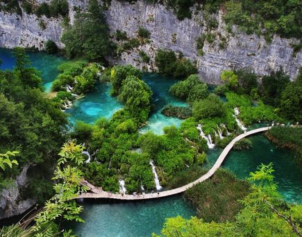 Kroatien Nationalparks Urlaub Hölzerner Steg zwischen den Plitvicer Seen