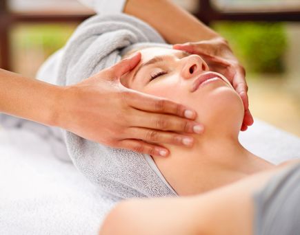 Familienurlaub Cluburlaub Frau bekommt Gesichtsmassage