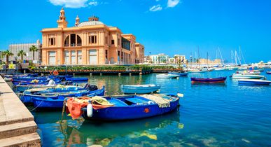 Bari am Hafen mit Fischerboot.