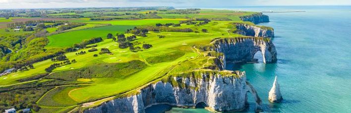 Eine felsige Küstenlinie mit Klippen und dem Meer.