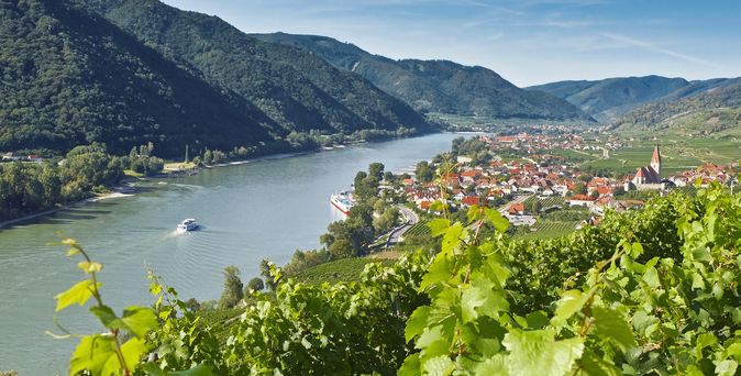 ie einzigartige Landschaft der Wachau. Blick flussaufwärts auf die Donau und das berühmte Weinbaudorf Weissenkirchen an der Donau - Österreich