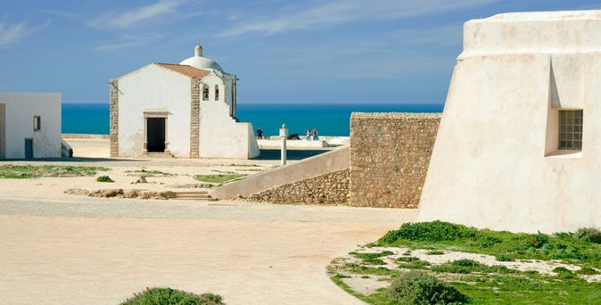 An Steilküste wandert man zur Festung Fortaleza de Sagres – Ausgangspunkt portugiesischer Entdeckungsreisen