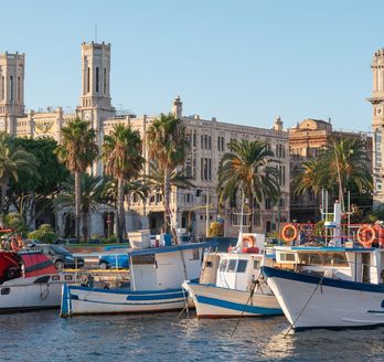 Ein Hafen mit vielen Booten und Gebäuden.