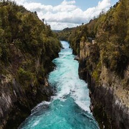 Eine enge Schlucht mit einem Fluss und steilen Felswänden.