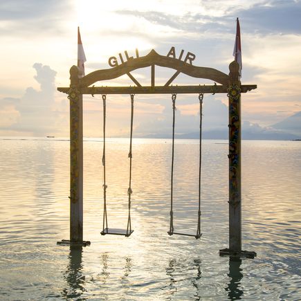 Gili Air bietet romantische Sonnenuntergänge an ruhigen Stränden